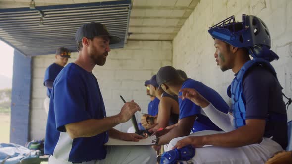 Baseball players preparing the match