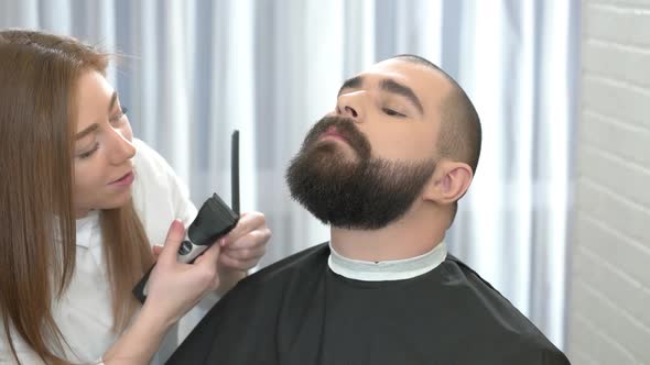 Beard Grooming in Salon