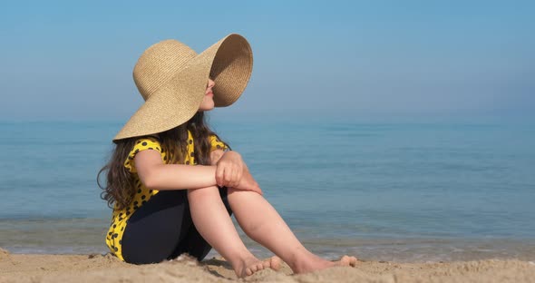 Child Watch the Sea Waves