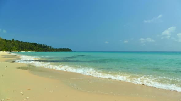 Beautiful tropical beach sea ocean with blue sky and white cloud