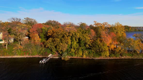 Homes by the Lake, great real state by Lake Minnetonka with trees surrounding the homes at Fall’s pe