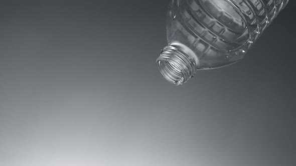 Water dripping out of plastic bottle, Slow Motion alt