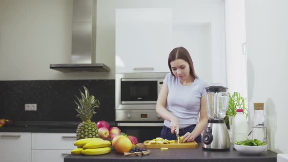 Woman Cut a Banana To Make the Smoothie To Her Boyfriend