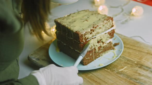 I Spread the Cream on the Square Baking Cakes