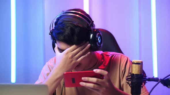 Asian Man Playing Video Game With Mobile Phone Then Lose The Game While Live Stream