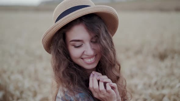 小麦畑のドレスと帽子のエレガントなうれしそうな女性の肖像画 / Videohive, Stock footage, Lifestyle