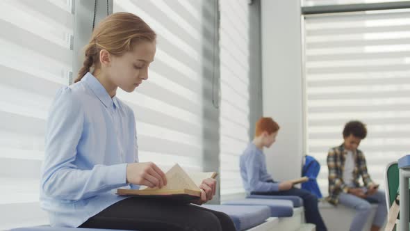 Schoolkids Reading Books