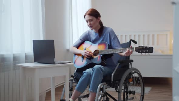 A Young Disabled Lady is Teaching How Playing the Guitar