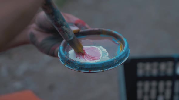 Mixing paint on lid SLOW MOTION