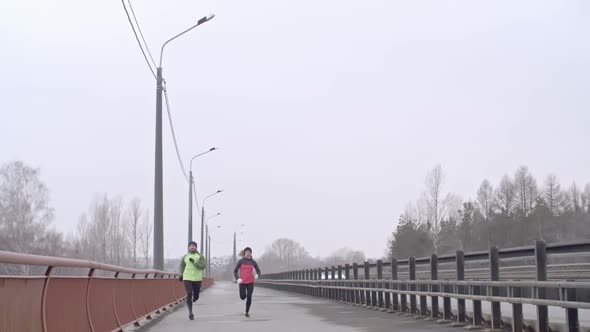 Runners Training on Bridge Road