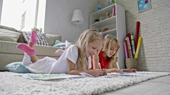 Little Girls Drawing Together alt