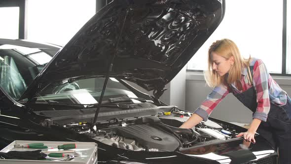 Engines Trend Monitoring Blonde Learning To Fix the Car