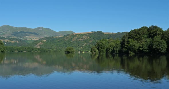 Lac Chambon, Murol, Puy de Dome, Massif Central, Auvergne, France