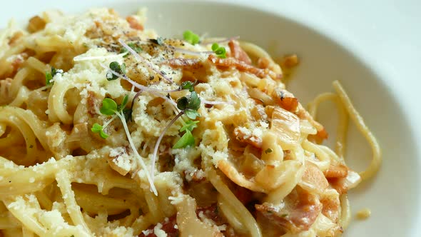 Spaghetti carbonara with white cream sauce