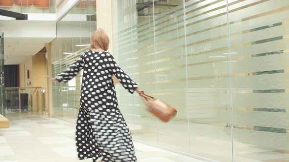 Young Muslim Business Woman Dressed in Traditional Dress Hurries and Rush To Airport.