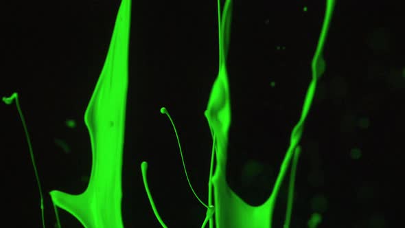 Green paint splash in the air, Slow Motion alt