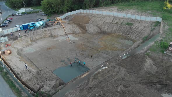 A pump pouring concrete at the construction site