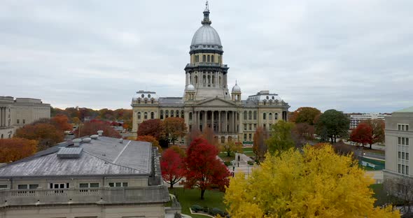 Illinois state capitol in Springfield with droneing in.