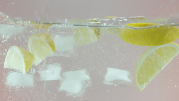 The freshness of lemon slices in clear water