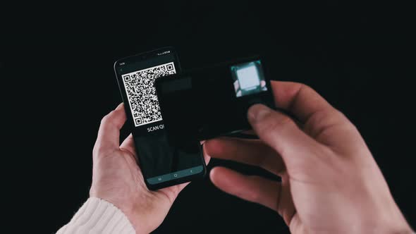 Using Portable Cold Crypto Wallet to Scan QR Code on Smartphone for Transaction