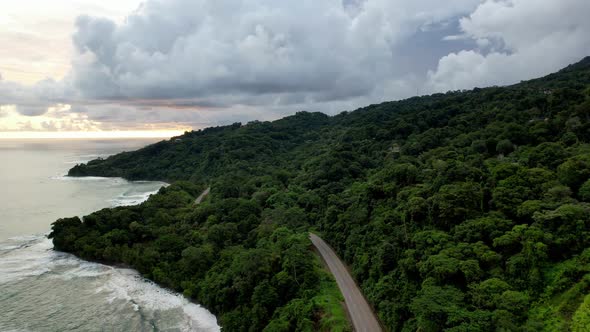 Carretera entre mar y bosque tropical tomas drone