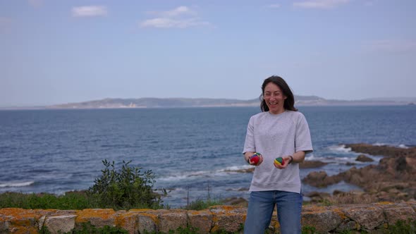 The Girl is Zhangling Against the Background of the Ocean