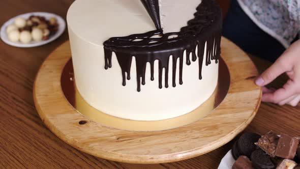 Making a drip cake