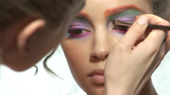 Visagist Is Applying Eyeshadow