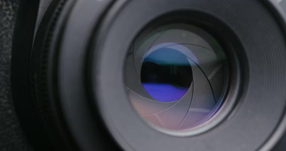 Camera lens with changing aperture