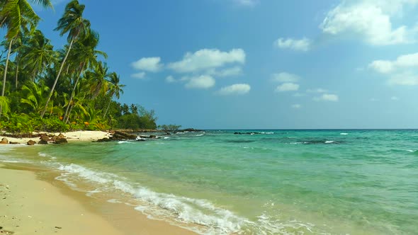 Beautiful tropical beach sea ocean with blue sky and white cloud