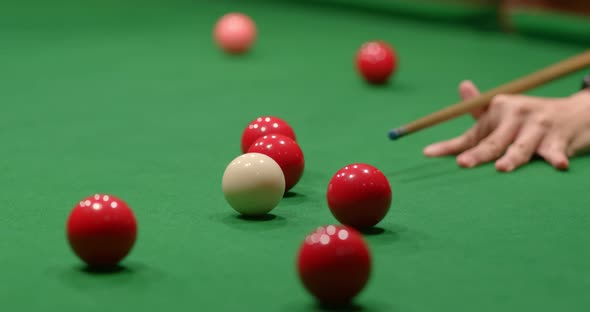 Play snooker ball on table