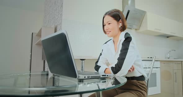 Manager talks to colleagues during online conference at home