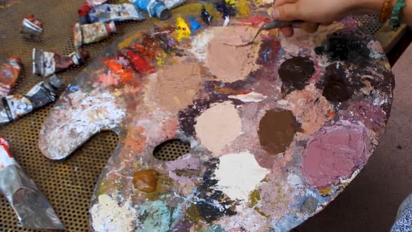 Timelapse mixing colours of oil painting on palette