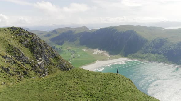 Hoddevik, Travelling on Top of the World