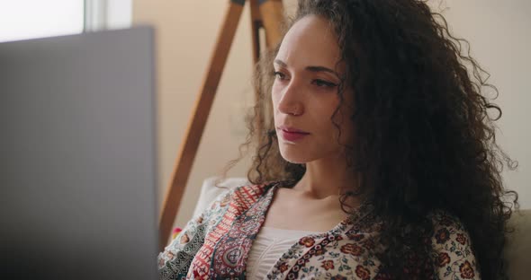 Woman looking at the screen of a laptop