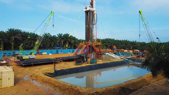 Cinematic Onshore Drilling and Workover Rig structure for oil exploration and exploitation in the mi