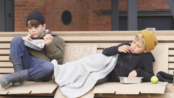 Poor Street Kids Enjoy Meal Street Eating Donationa Food Sitting Together Dirty Clothes