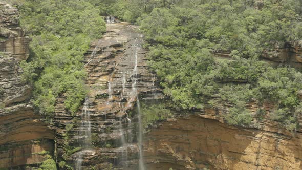 close zoom in shot of wentworth falls in australia's blue mountains