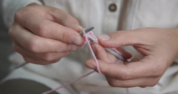 Start wool yarn. 