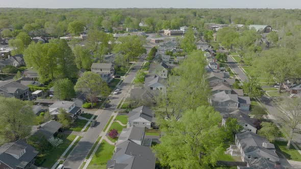 Slow push over a pretty neighborhood in St. Louis, Missouri on a spring day.