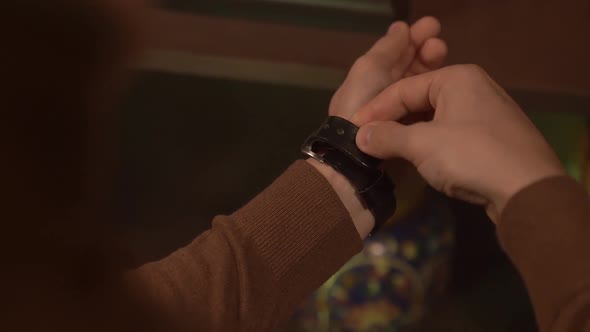 Man Puts On A Watch alt