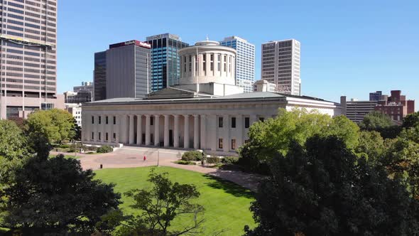 Ohio Statehouse kin downtown Columbus, Ohio - Aerial drone footage