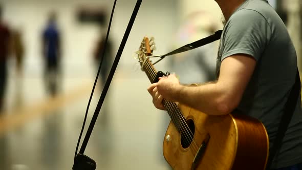 Metroda gitar çalan adam