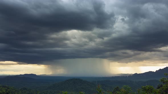 Thunderstorms on the horizon Time lapse.