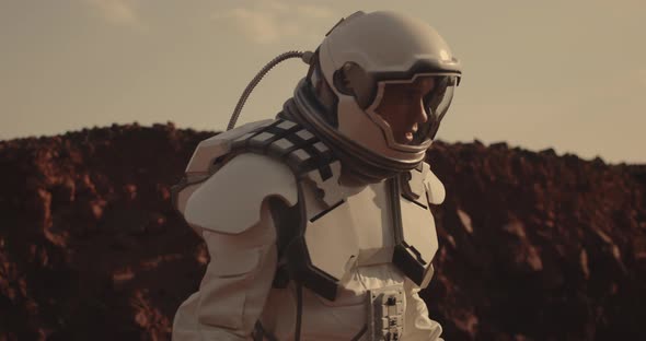 Two Astronauts on Mars alt