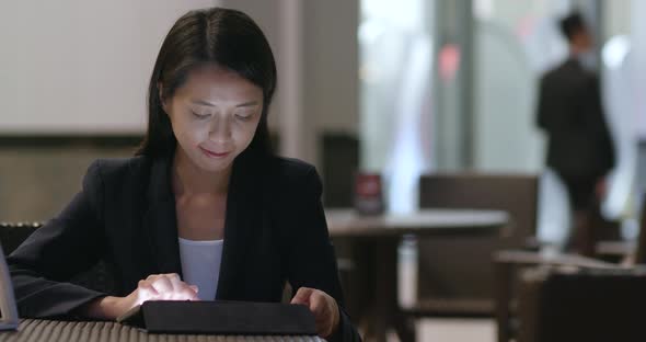 Businesswoman use of tablet computer 