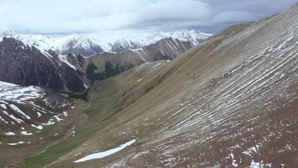 Valley of the Mountain River Axout