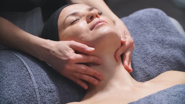 Women Came To the Luxury Spa To Get Health and Beauty Treatments on the Face and Neck