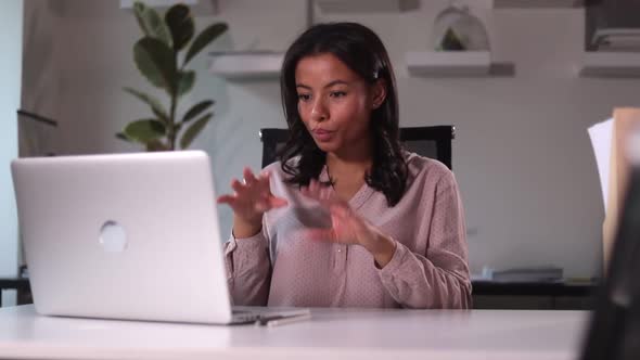 Business Woman Sit at Desk in Office and Talk on Video Call with Laptop Gesturing Spbi