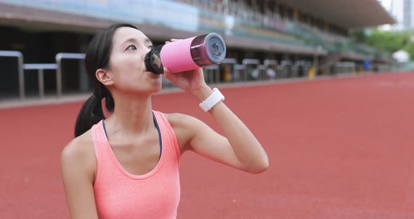 Sport woman drinking water 